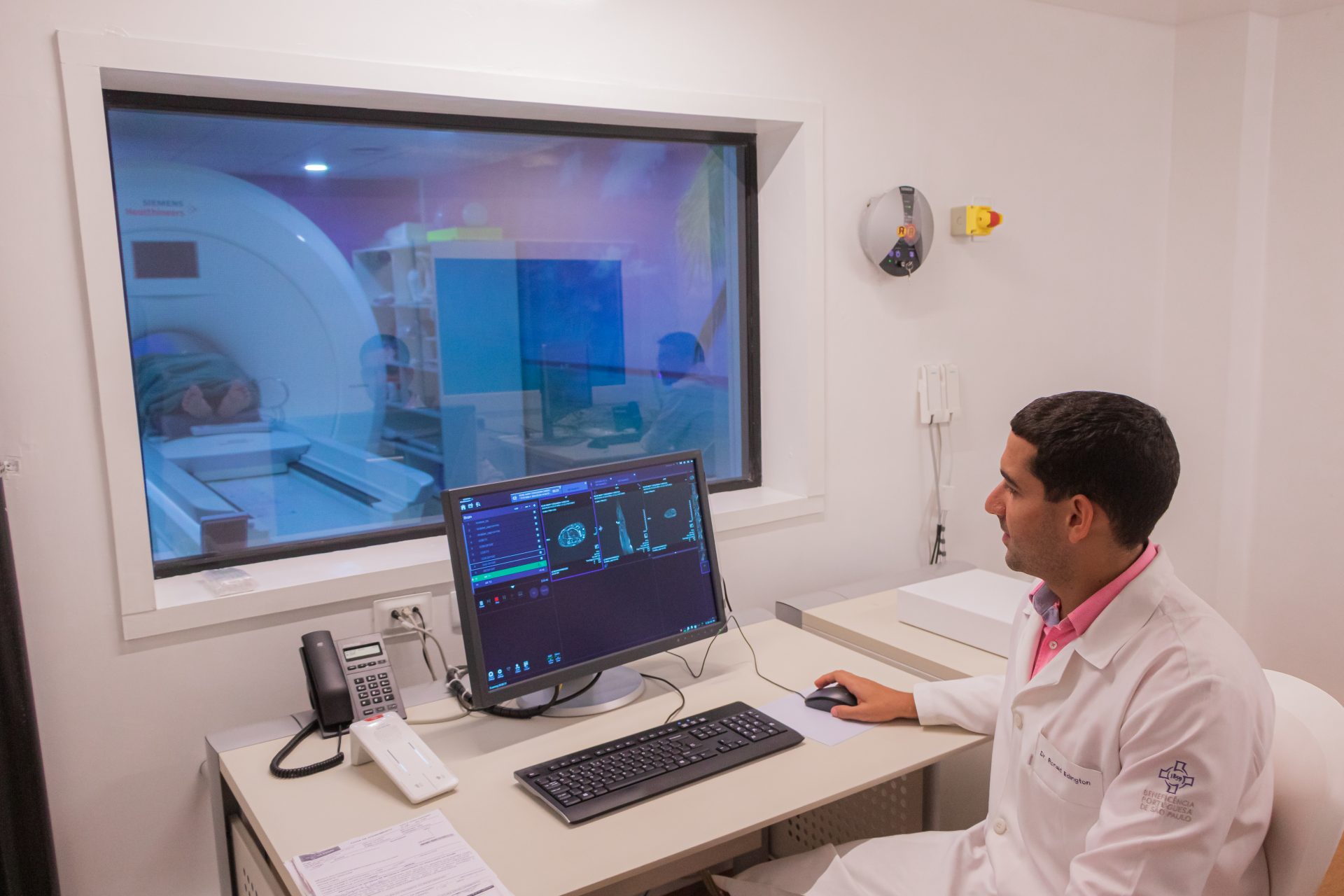 Médico analisando imagens de exames na sala de laudos da Uniclin Pró-Saúde