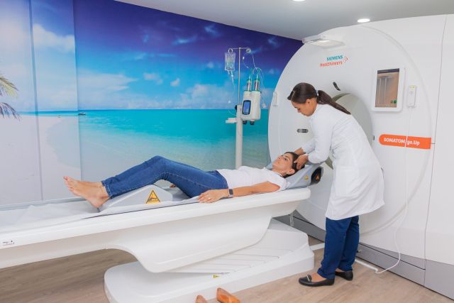 Paciente sendo preparada para o exame de tomografia