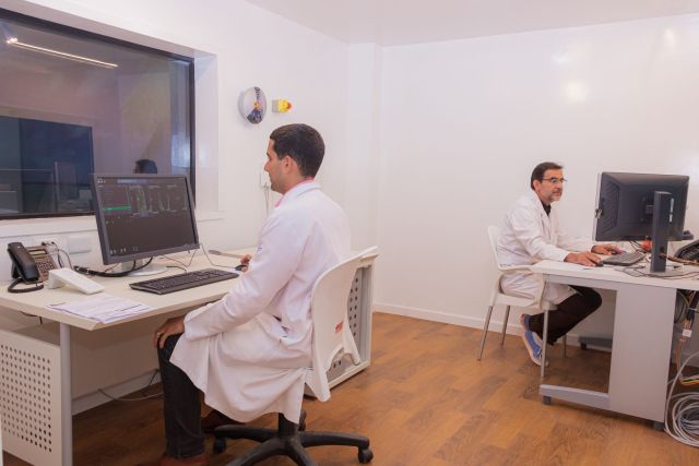 Médicos trabalhando na sala de laudos
