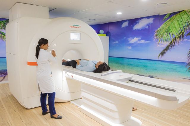 Sala de ressonância com ambientação de praia